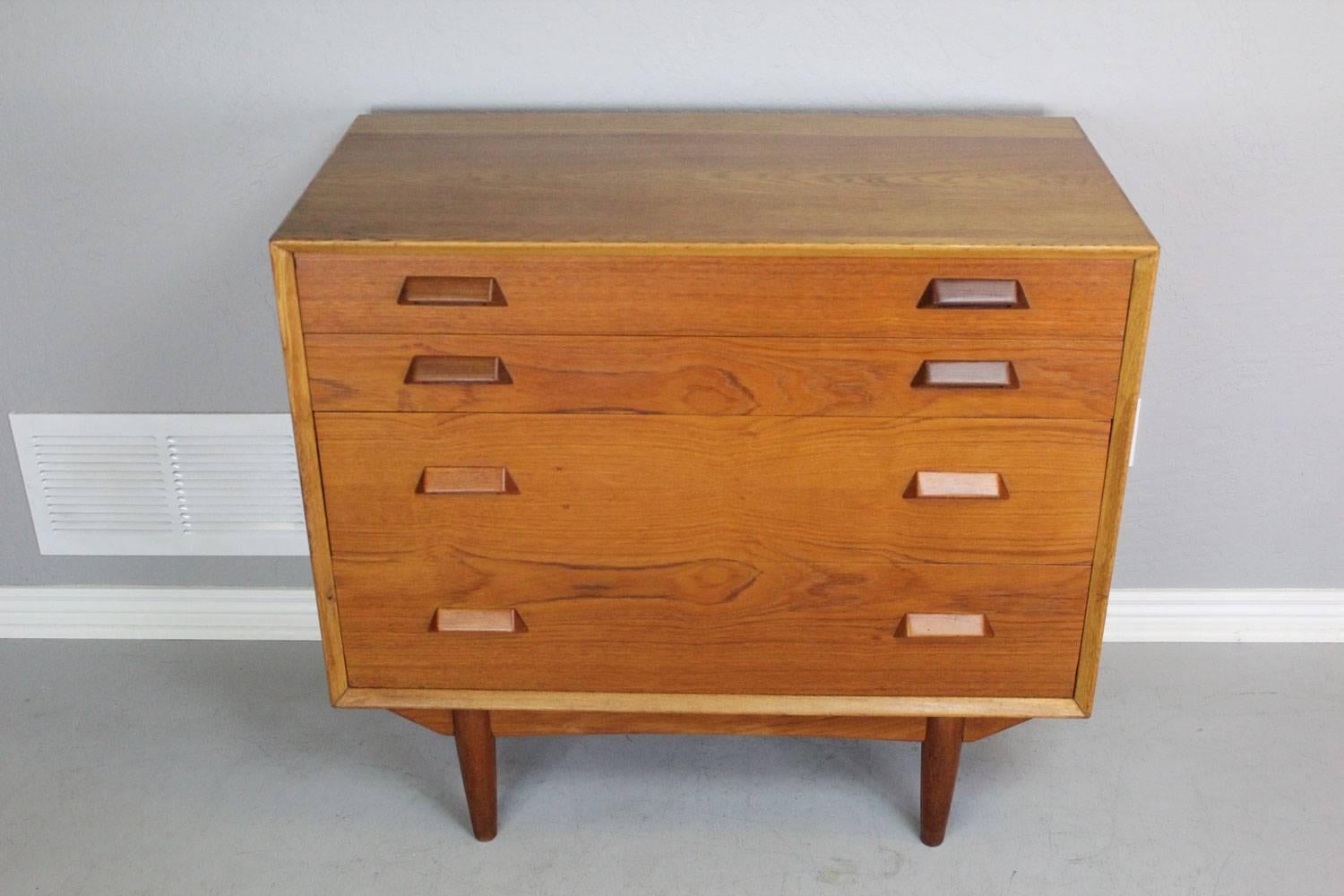 Four-drawer Danish oak and teak chest of drawers with teak trapezoidal style drawer pulls designed by Borge Mogensen. 