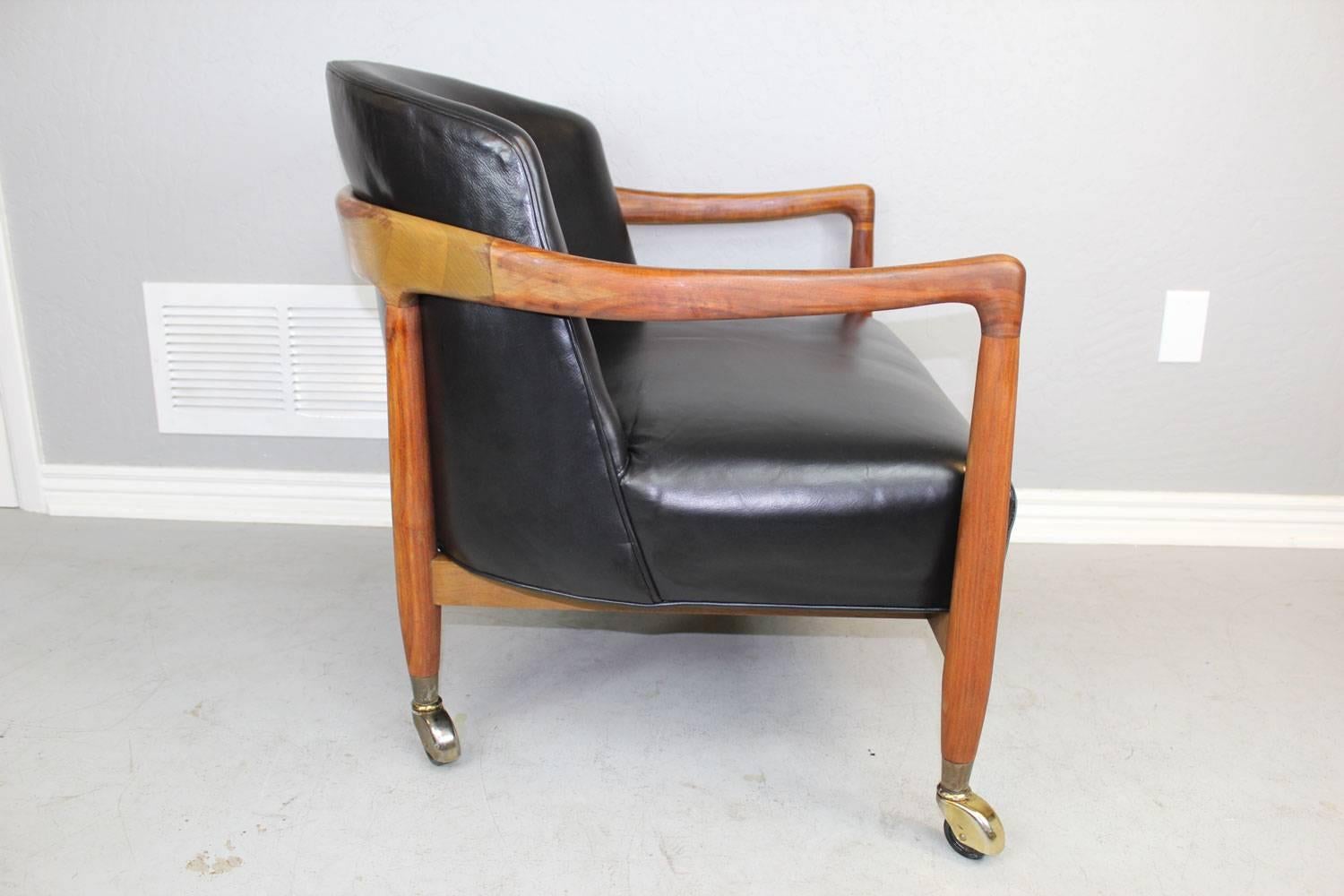 T.H. Robsjohn-Gibbings Club Chairs for Widdicomb In Good Condition In Phoenix, AZ