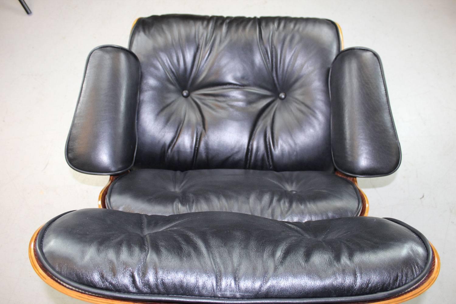 Eames Rosewood 670 Lounge Chair and 671 Ottoman in Black Leather In Excellent Condition In Phoenix, AZ