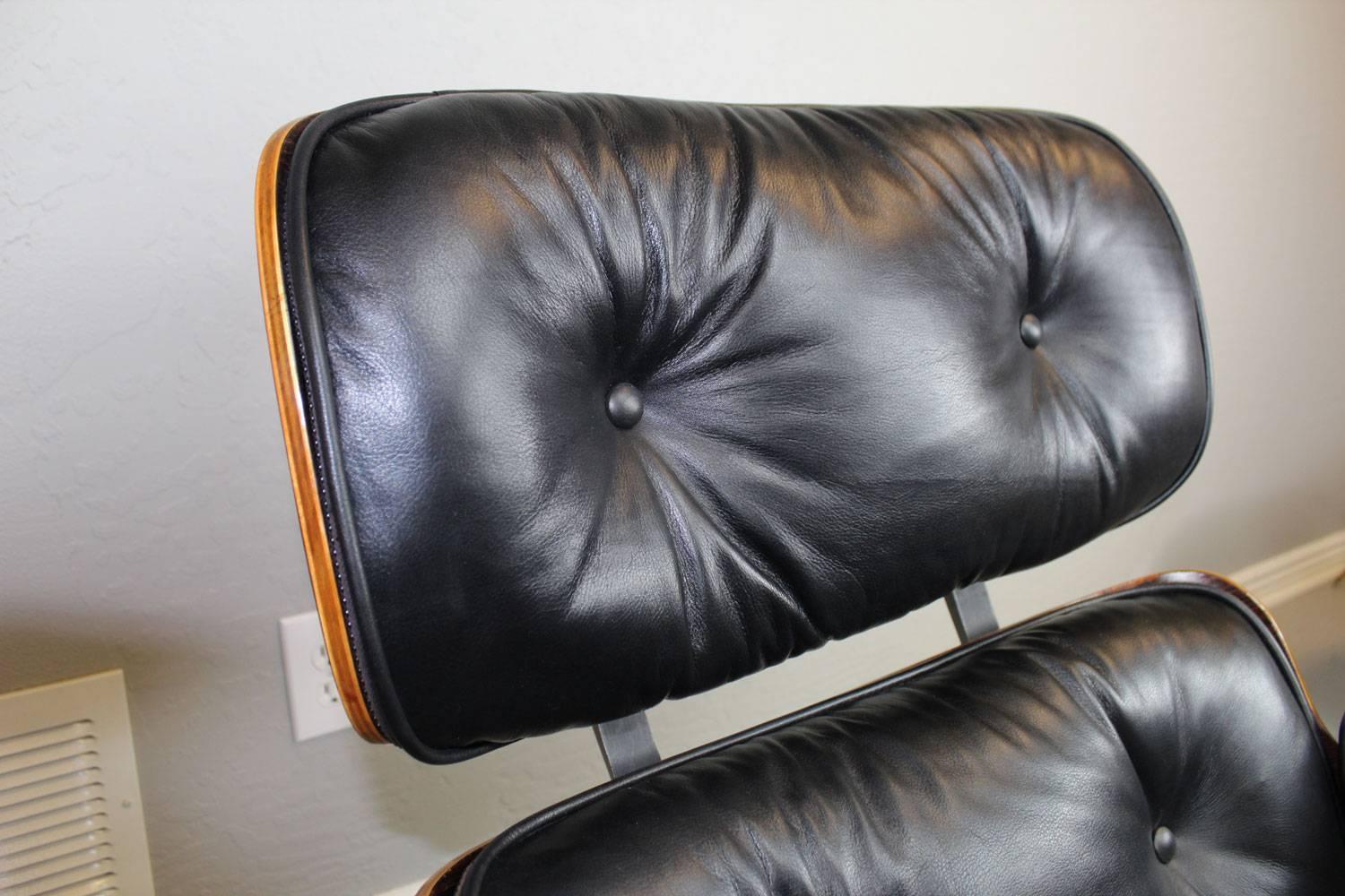 Mid-20th Century Eames Rosewood 670 Lounge Chair and 671 Ottoman in Black Leather