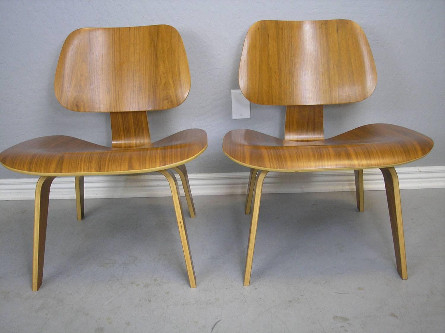 Iconic LCW lounge chair in walnut plywood designed by Charles and Ray Eames for Herman Miller. The veneer and chairs are in very good original condition and look very nice albeit with a couple of very small veneer chips near the edges. Manufactured