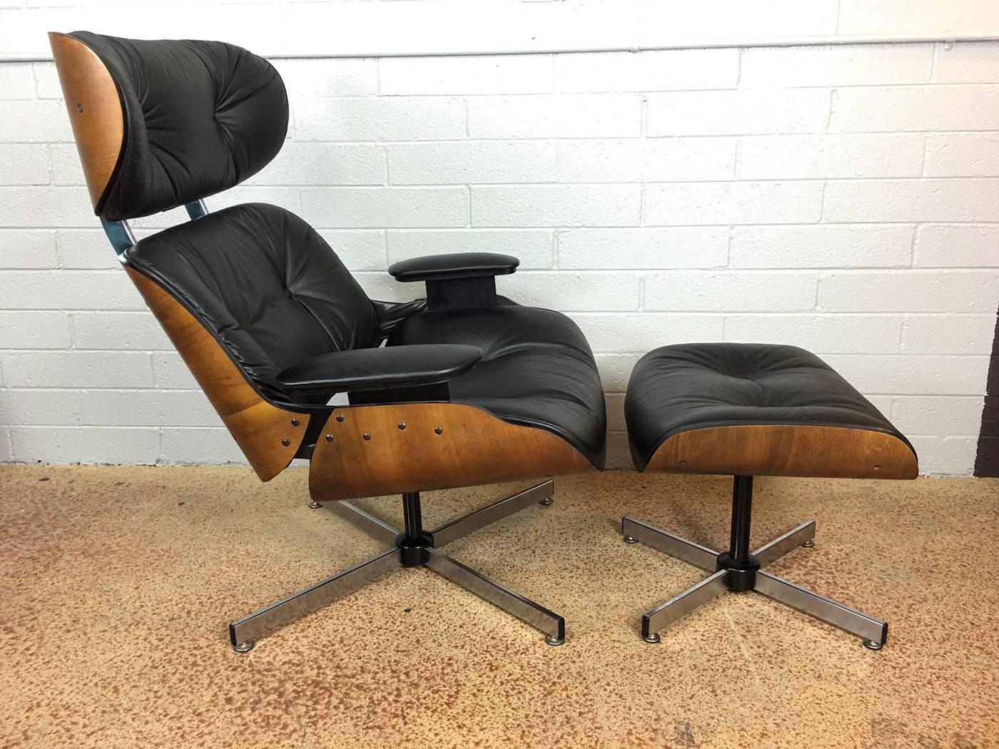 Plycraft leather lounge chair and ottoman. Walnut. Four star base on chair and ottoman, circa 1970s. 

Dimensions: 39