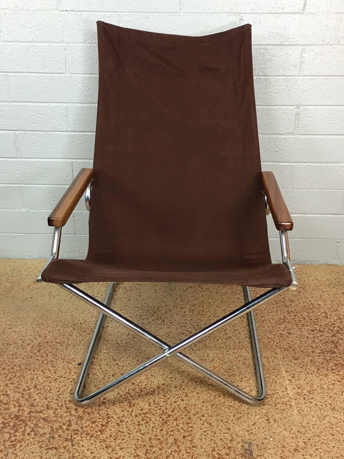 A Japanese folding sling chair by Suekichi Uchida. No rips, tears, or holes. Canvas sling in excellent condition, circa 1970s.