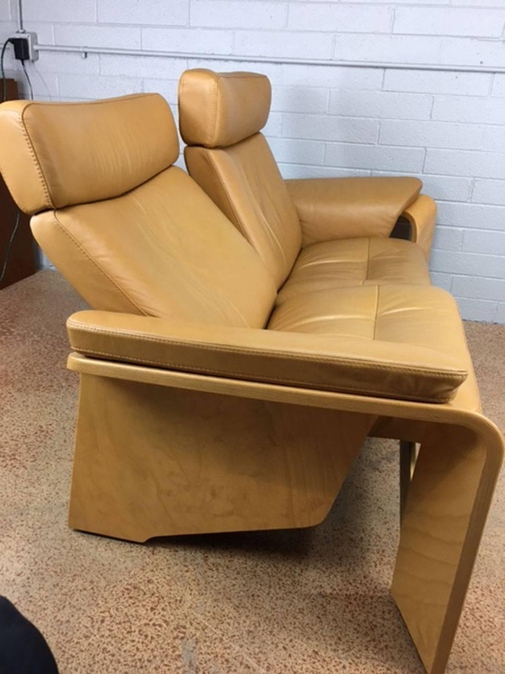 Ekornes Stressless Reclining Leather Loveseat Sofa In Excellent Condition In Phoenix, AZ