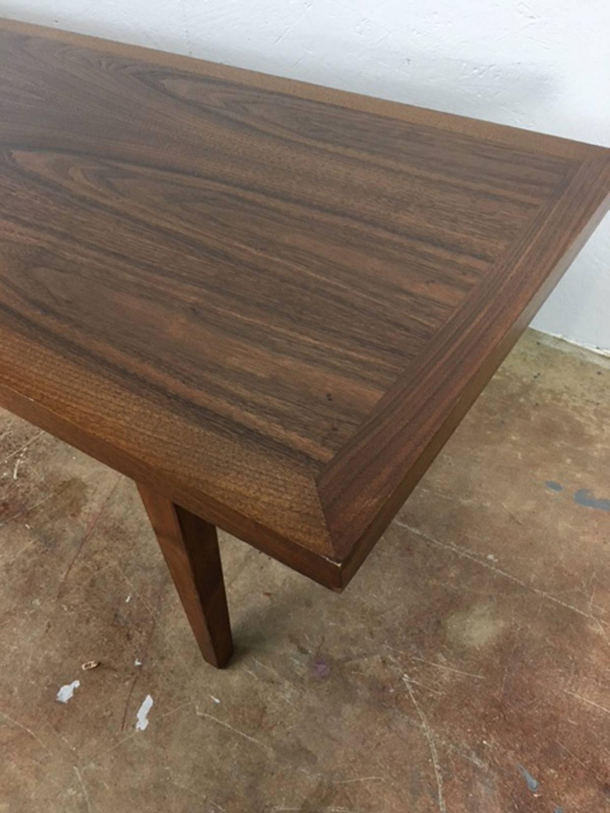 Walnut Coffee Table In Excellent Condition In Phoenix, AZ