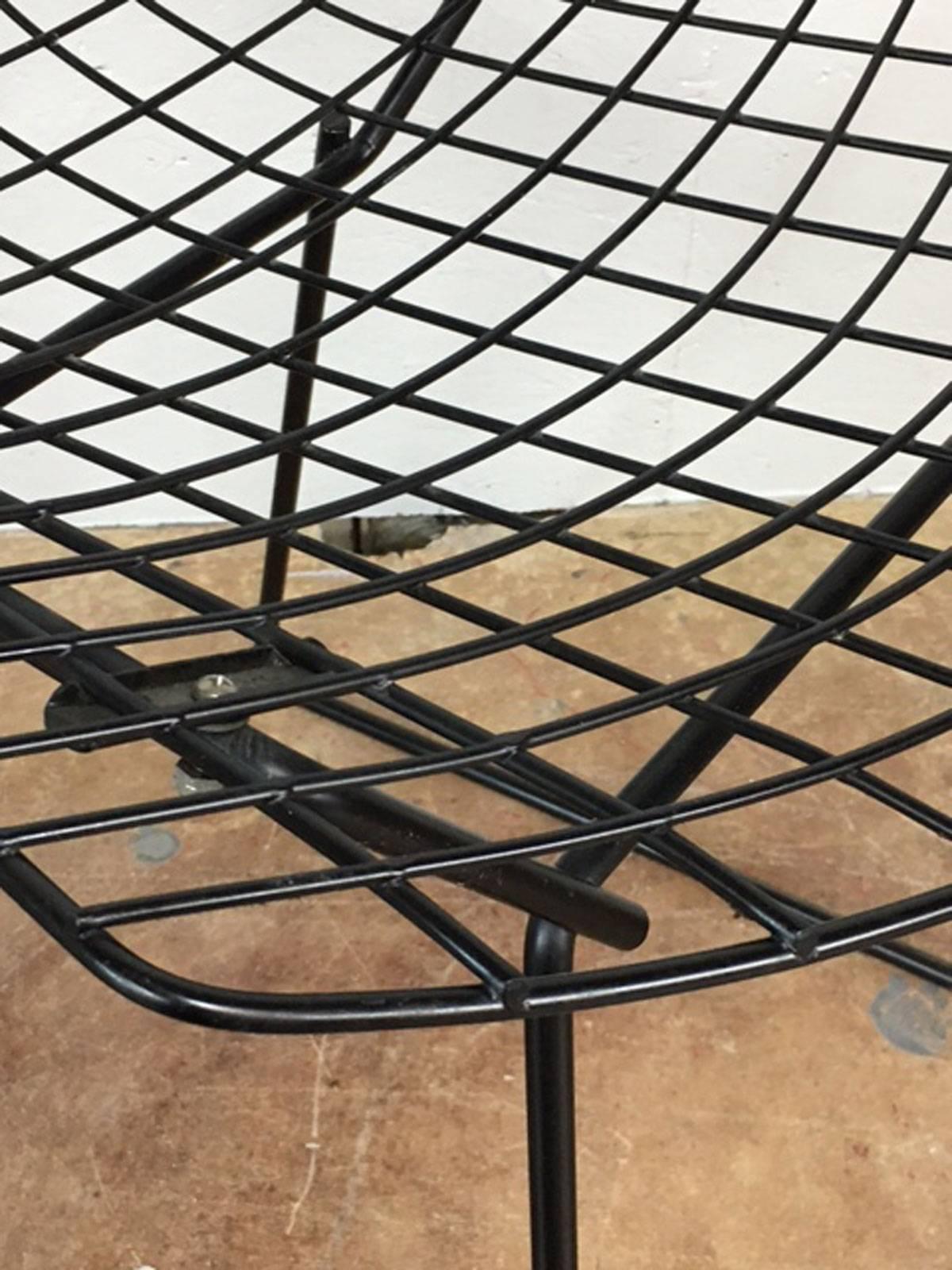 Mid-Century Modern Harry Bertoia Black Wire Side Chair for Knoll For Sale