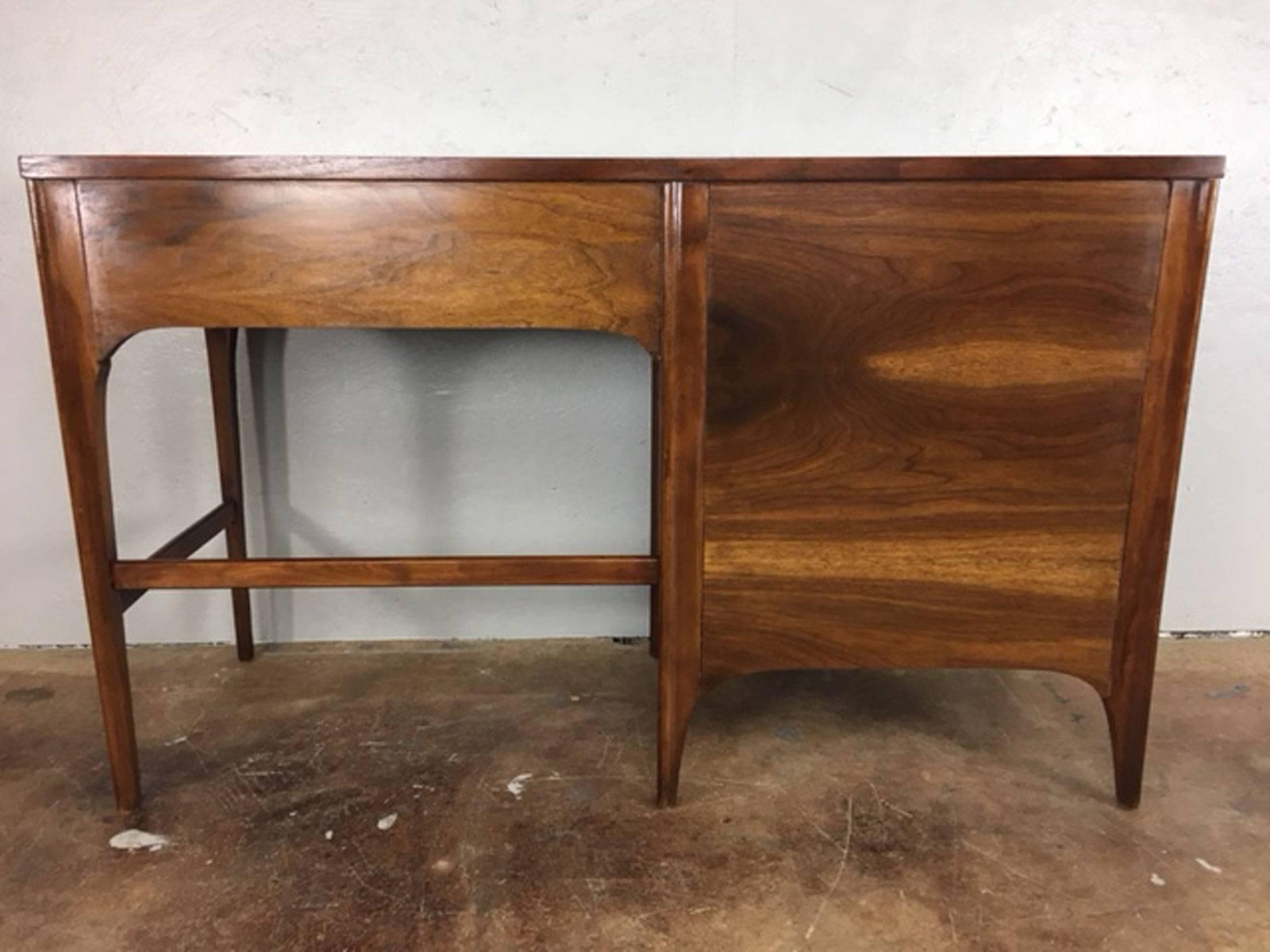 Kent Coffey Impact Series Desk In Excellent Condition For Sale In Phoenix, AZ