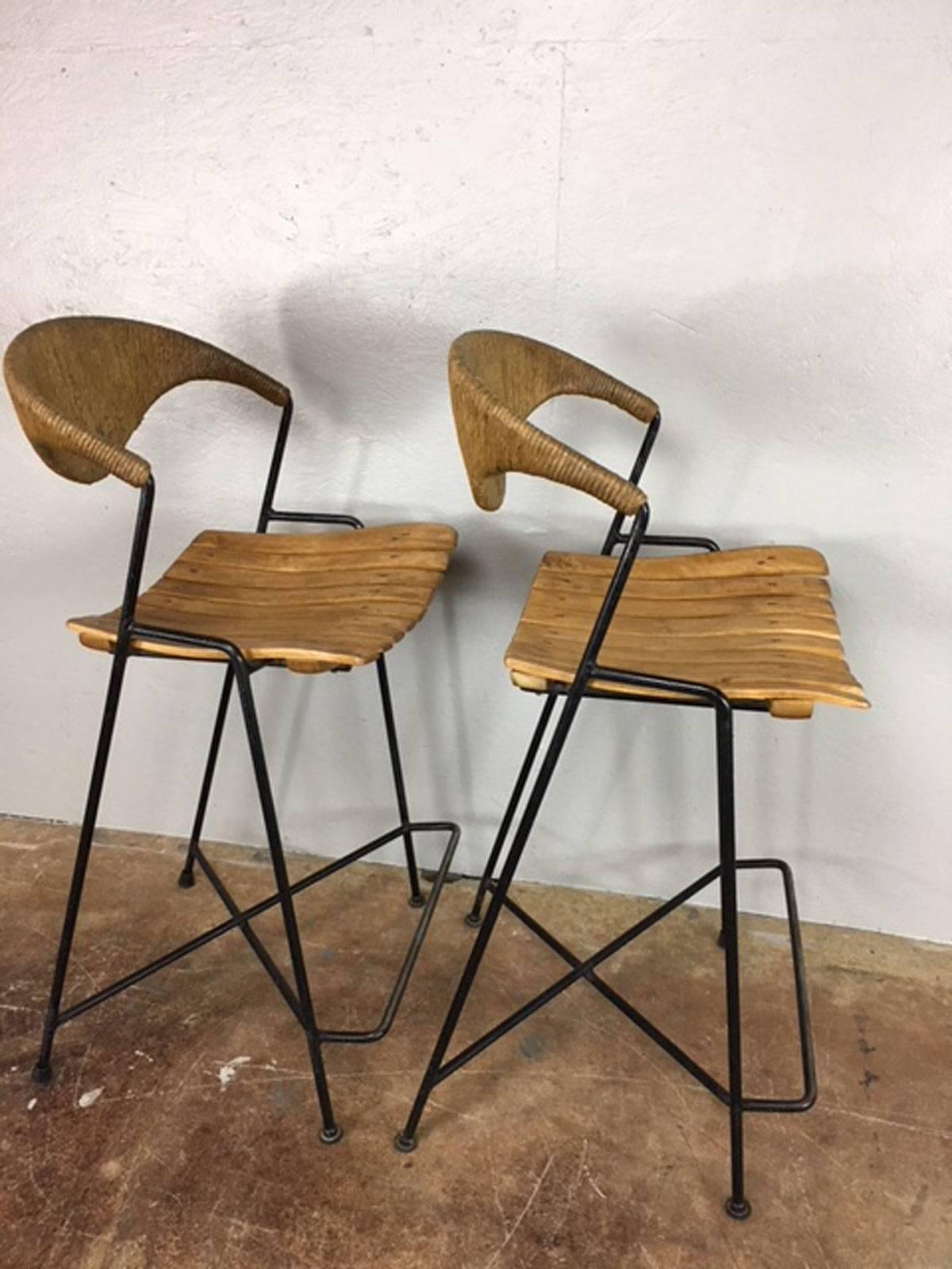 Sculptural Arthur Umanoff slat seat chord back design that combines cast iron frames with a modern look. Original condition, circa 1950s. Measure: Seat height is 25 inches.
 