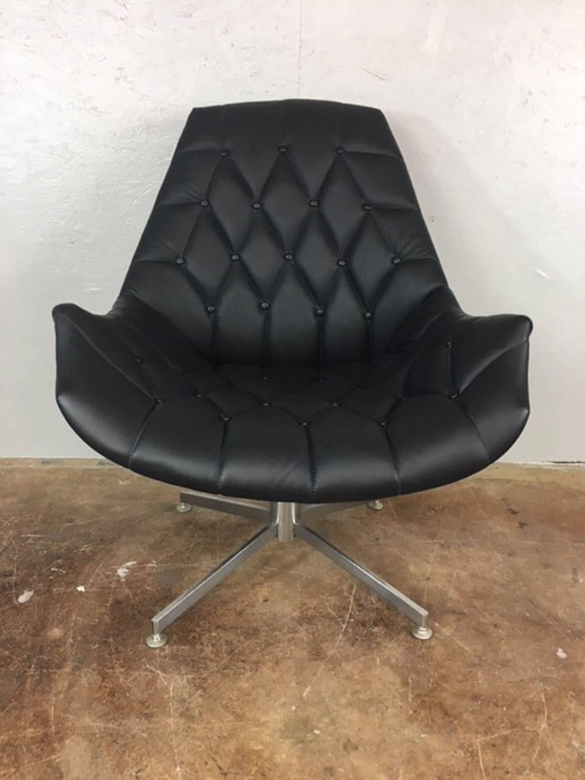 Mid-Century Modern Unique Walnut Encased and Leather Diamond Lounge Chair For Sale