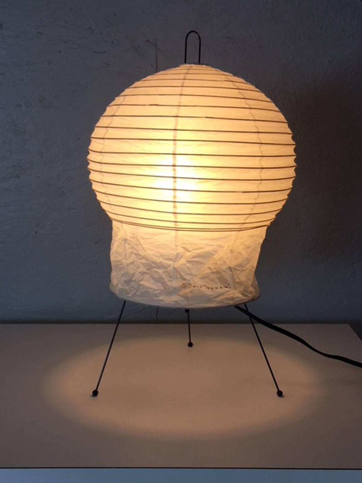 Akari has a meaning of putting sunshine and moonlight into a room. Isama Noguchi created a series of these delicate and yet durable table lamps. This signed version is in excellent condition.
 