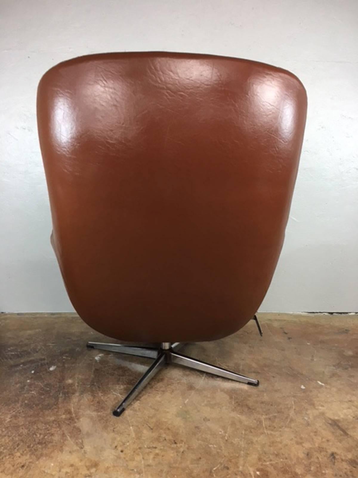 Mid-Century Modern Brown Leather Lounge Chair and Ottoman by Selig For Sale