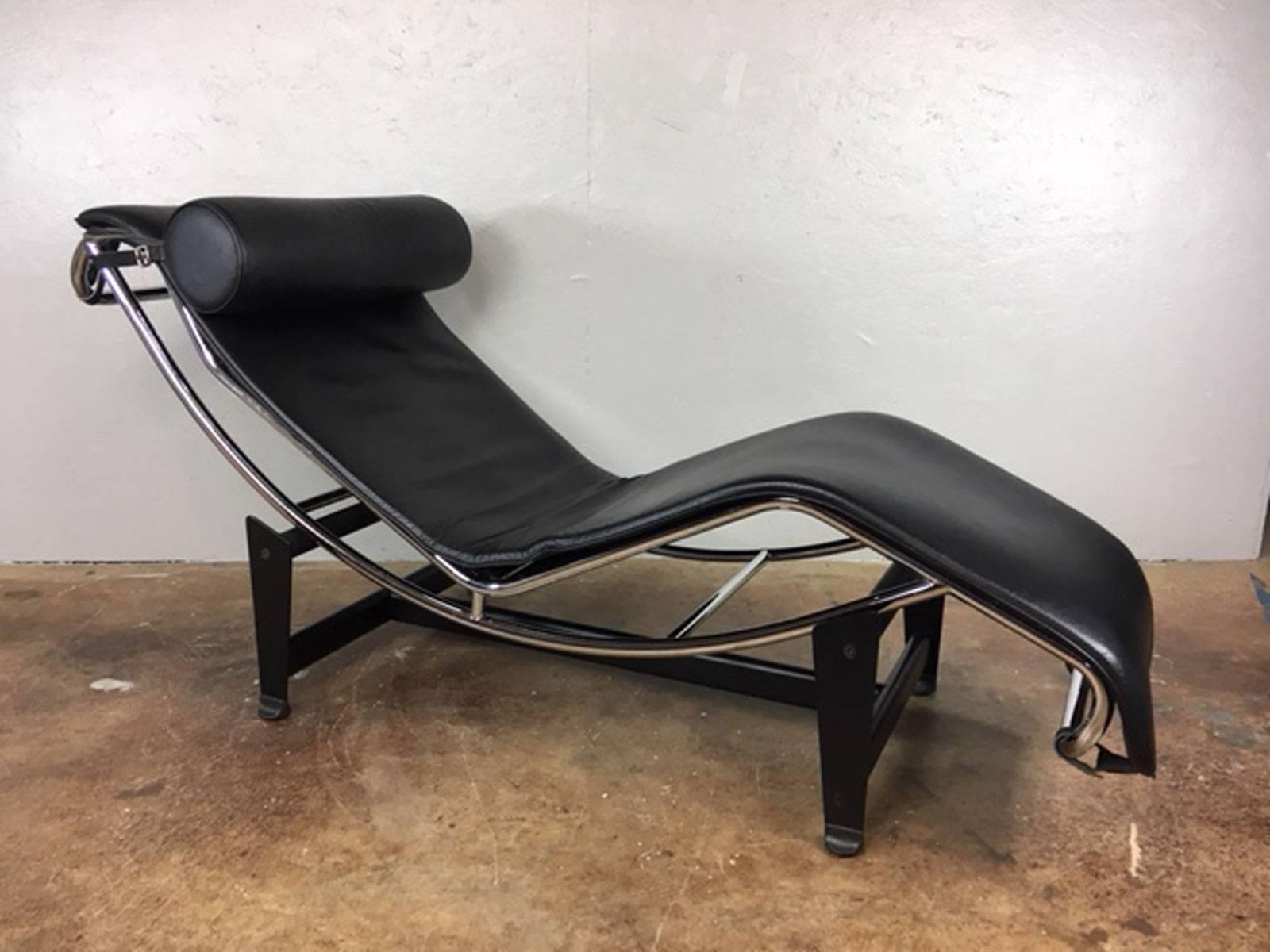 Very well made Le Corbusier LC4 style lounge chair in black leather. All bands in excellent condition. Leather in very good condition. No rips, tears, holes, or unusual wear. Nice piece. Simply unknown maker. Believed to be circa 1970s.