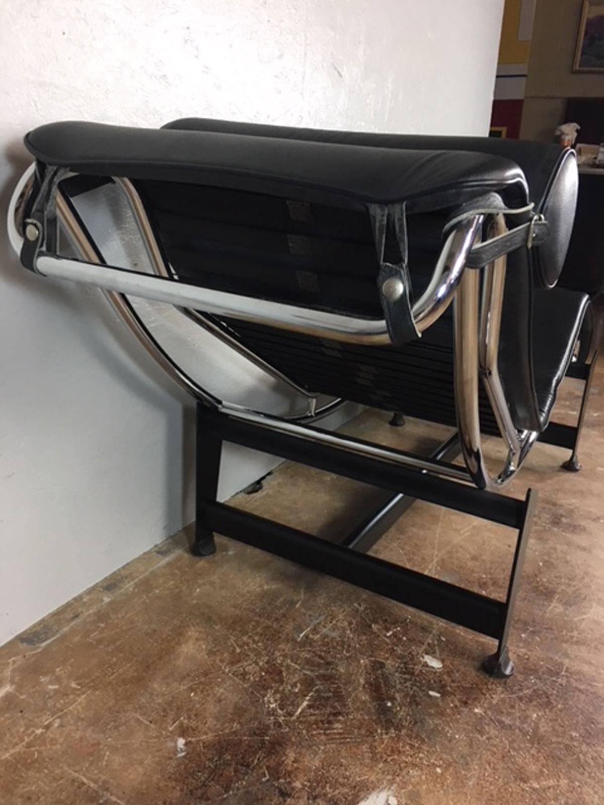 Italian Le Corbusier LC4 Style Leather and Chrome Lounge Chair For Sale