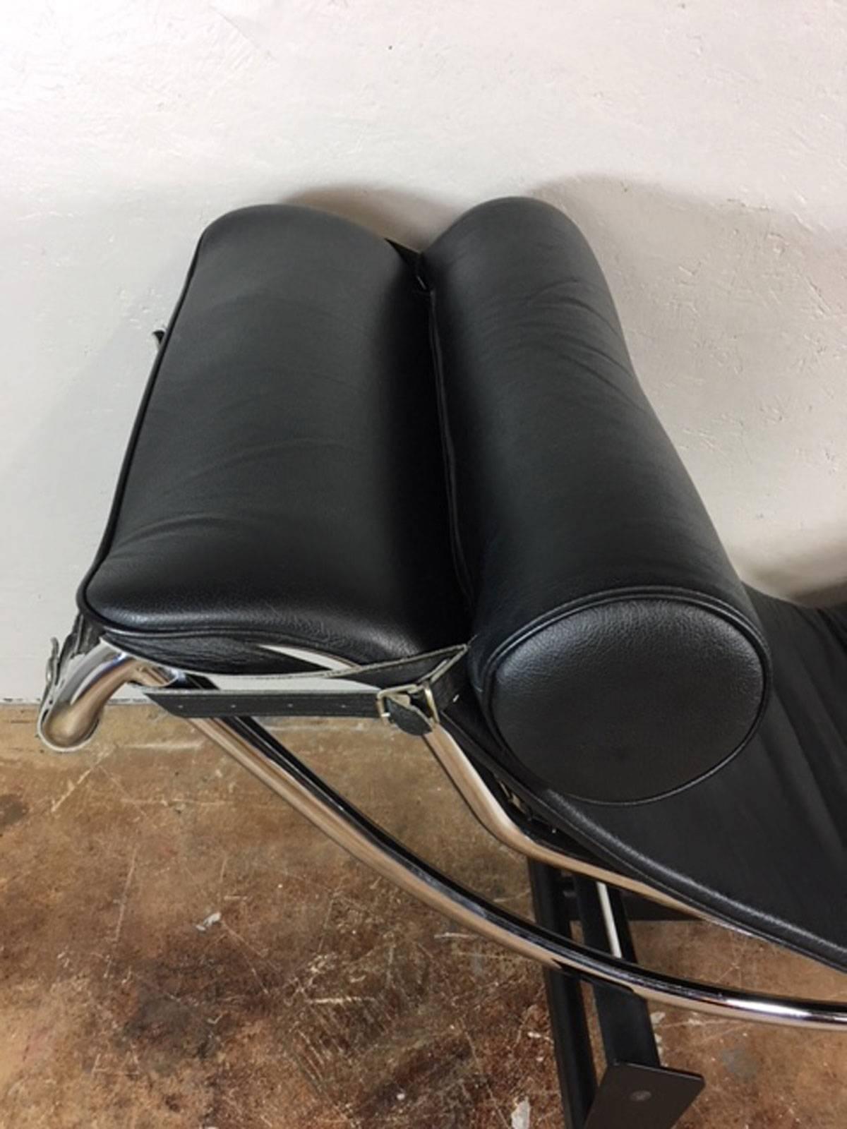 Le Corbusier LC4 Style Leather and Chrome Lounge Chair In Excellent Condition For Sale In Phoenix, AZ