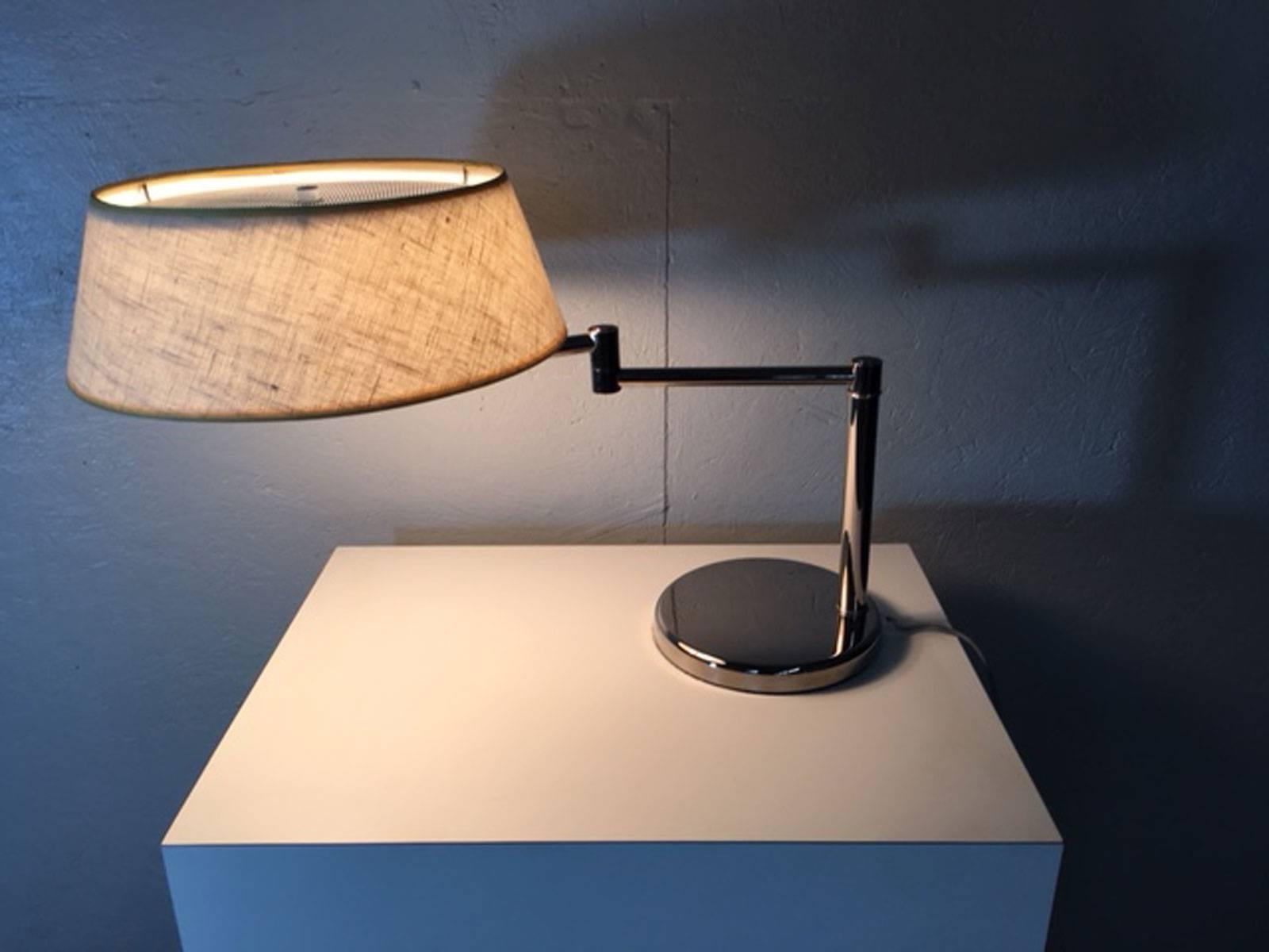 Walter Von Nessen iconic swing arm desk lamp. Original linen shade and white metal mesh diffuser. Excellent condition.