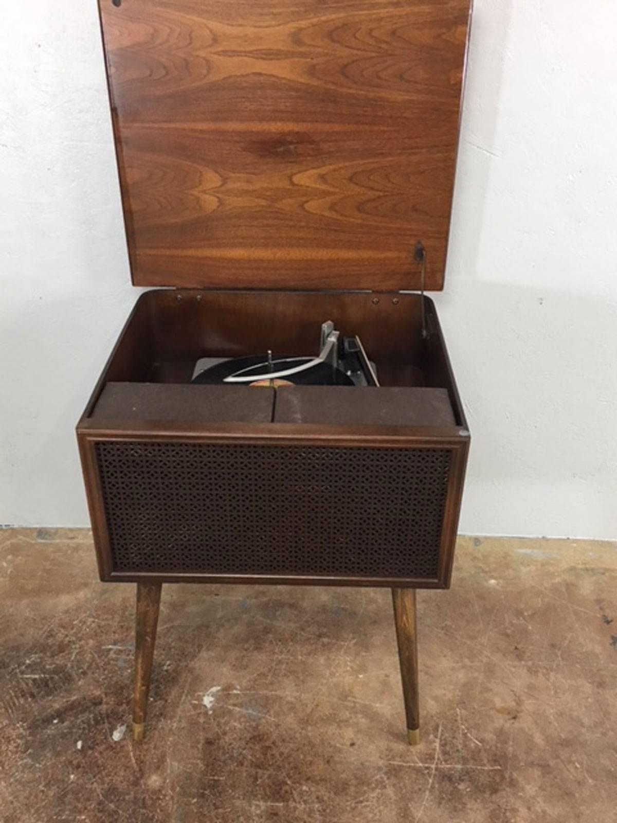 RCA Victor Stereo Cabinet In Good Condition For Sale In Phoenix, AZ