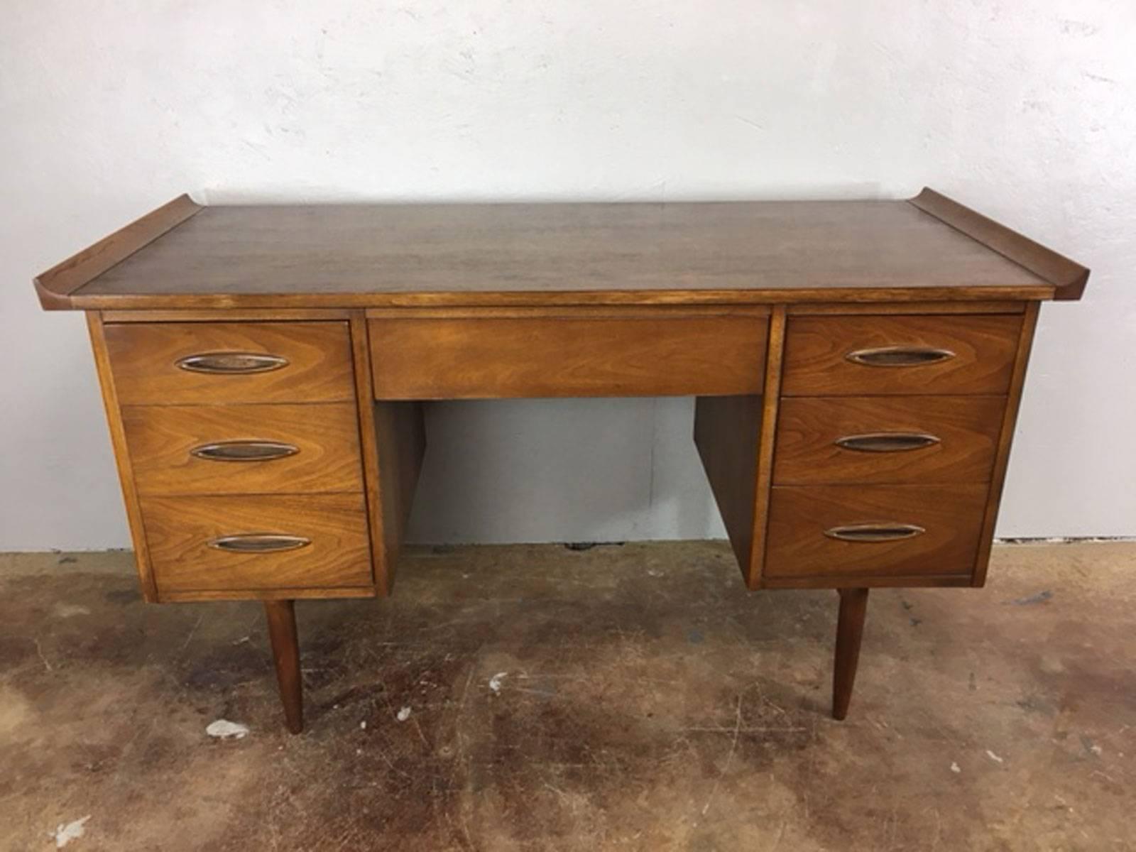 Broyhill Mid-Century Modern Desk in Walnut In Good Condition For Sale In Phoenix, AZ