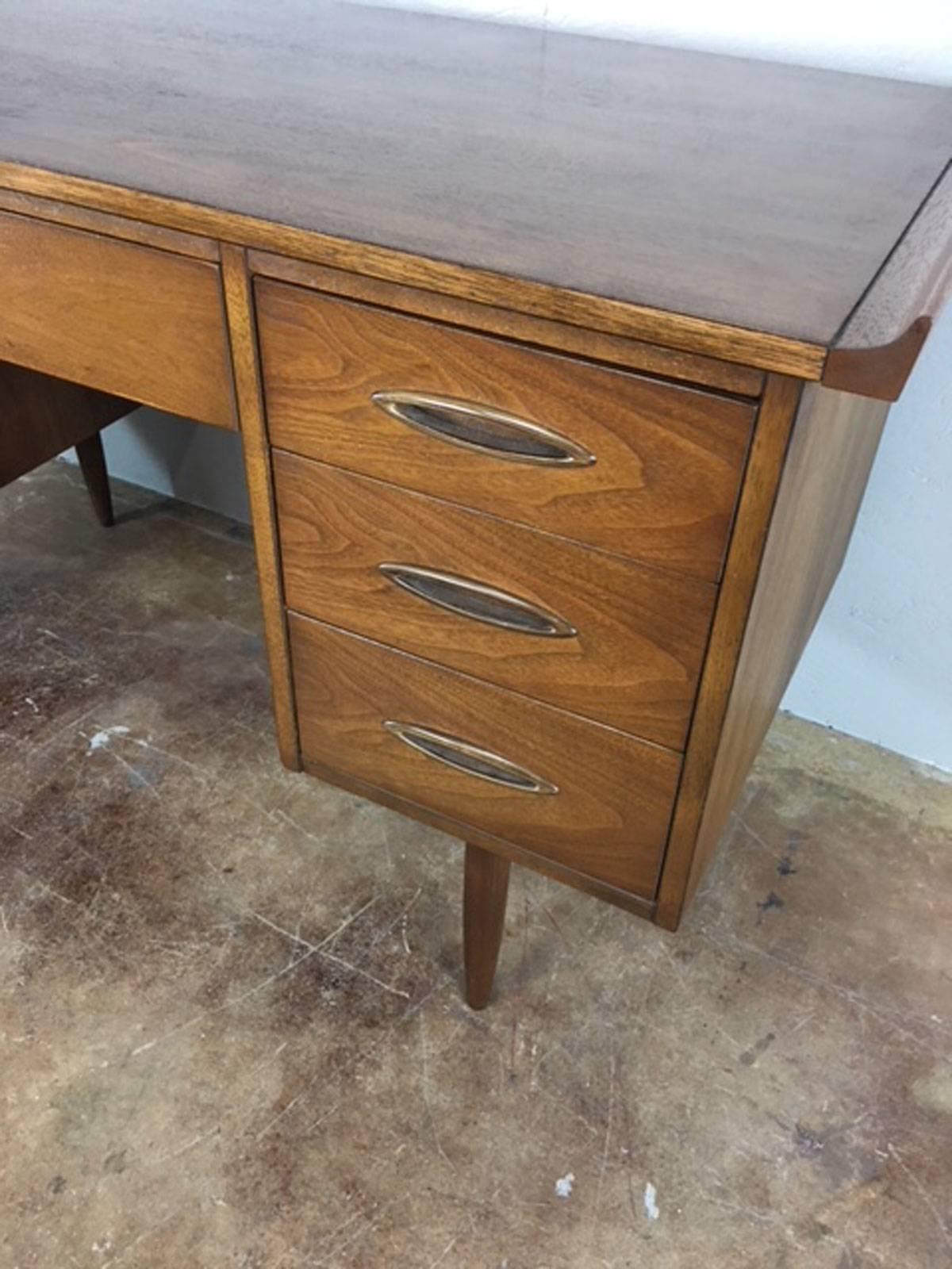 broyhill saga desk