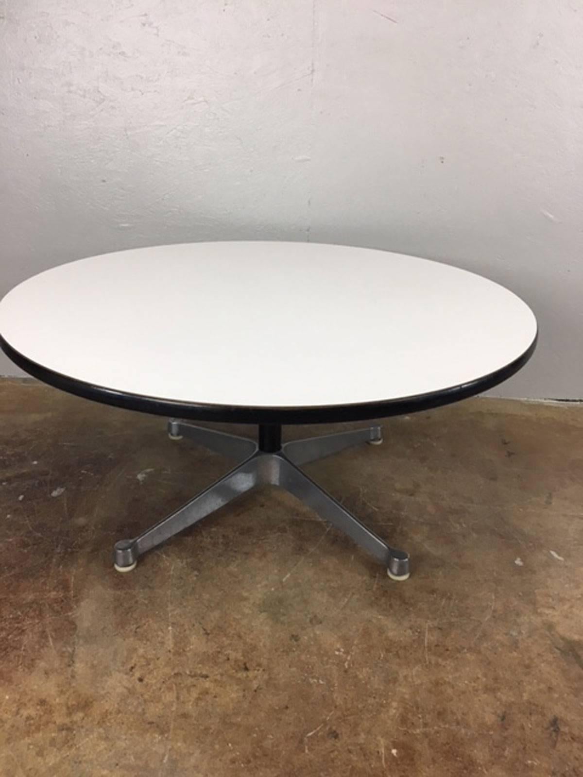 Mid-Century Modern Herman Miller Coffee Table For Sale