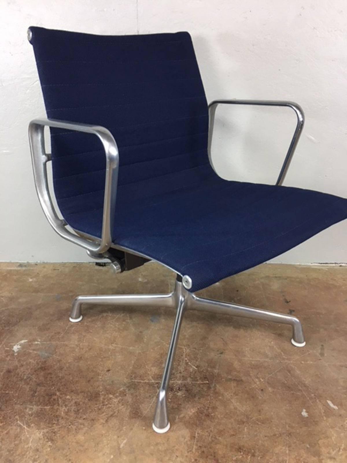 Mid-Century Modern Charles Eames Aluminum Group Management Chair by Herman Miller