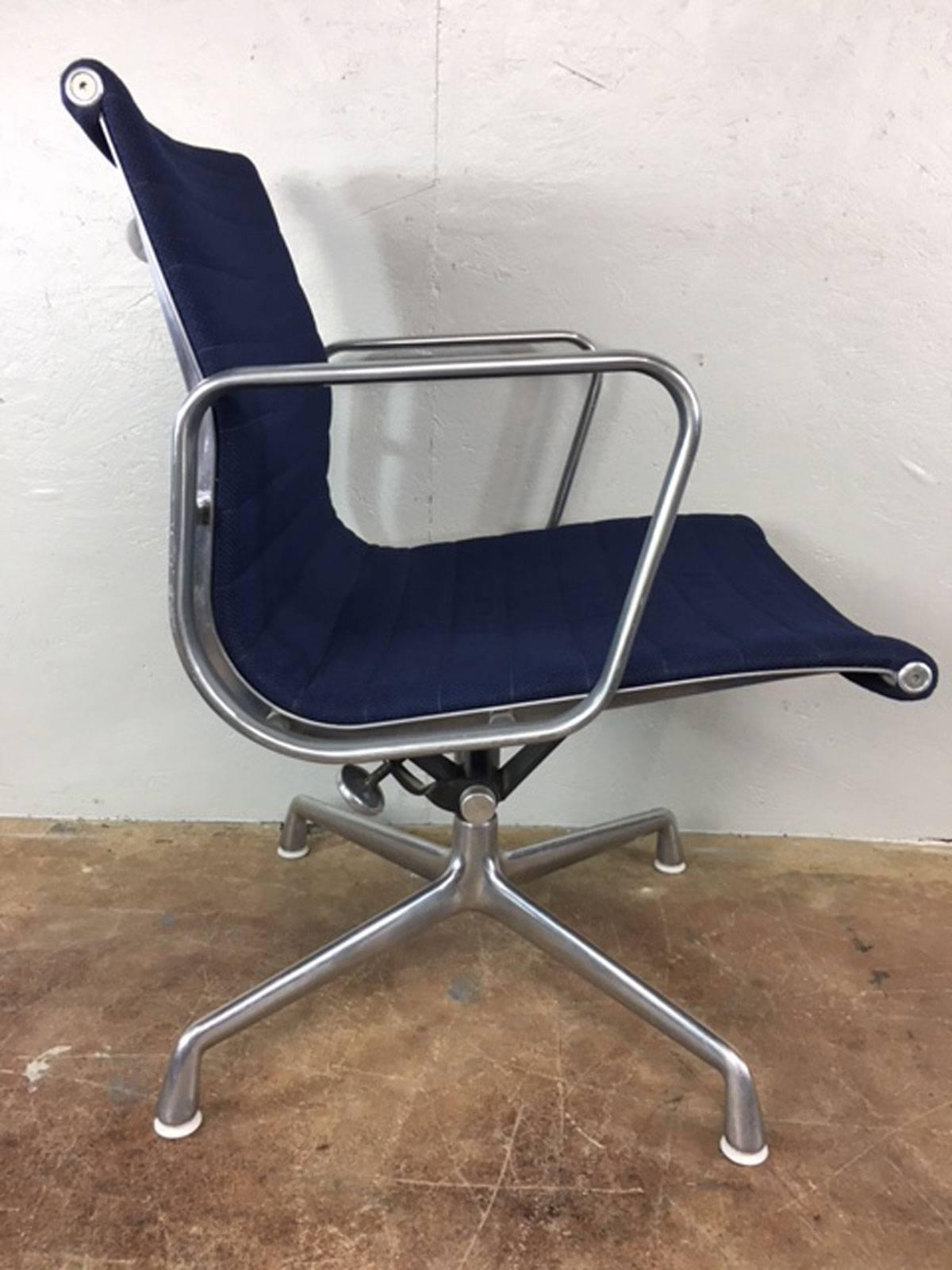 Charles Eames Aluminum Group Management Chair by Herman Miller In Good Condition In Phoenix, AZ