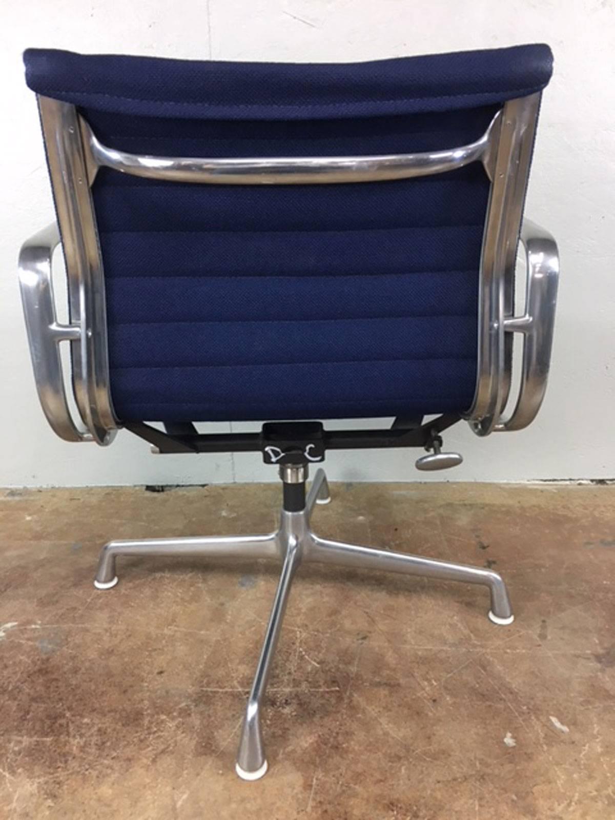 Late 20th Century Charles Eames Aluminum Group Management Chair by Herman Miller