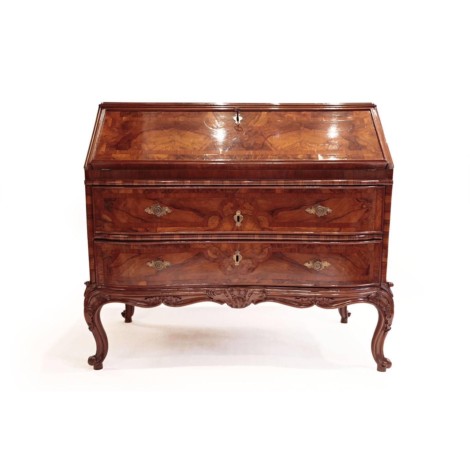 Very fine and elegant Italian bureau from Ferrara province.
Walnut blur veneer. Fine inlay on drawers, slant and sides.
Light moulded front and carved wood legs and base.
A slant front with enclosed four shot drawers and an open space with