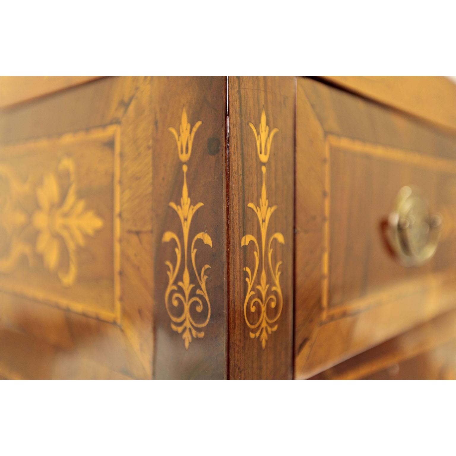 Early 19th Century Marquetry Commode In Excellent Condition For Sale In Monza, IT