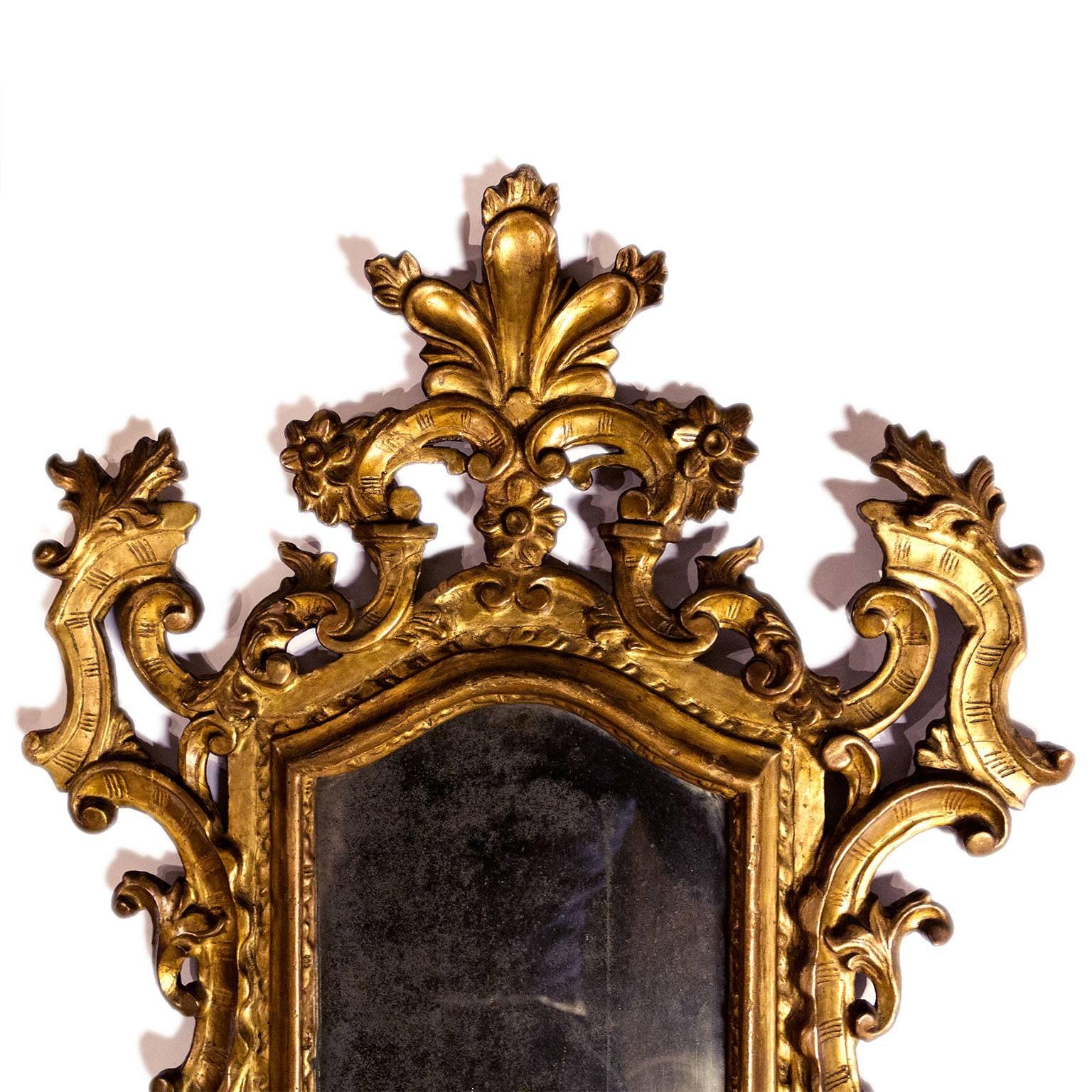 Fine Giltwood 18th Century Carved Mirror In Excellent Condition For Sale In Monza, IT