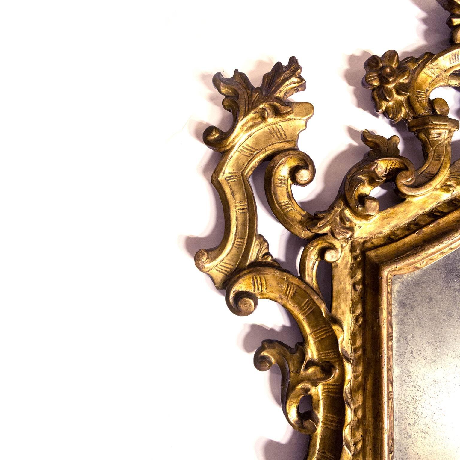 Italian Fine Giltwood 18th Century Carved Mirror For Sale
