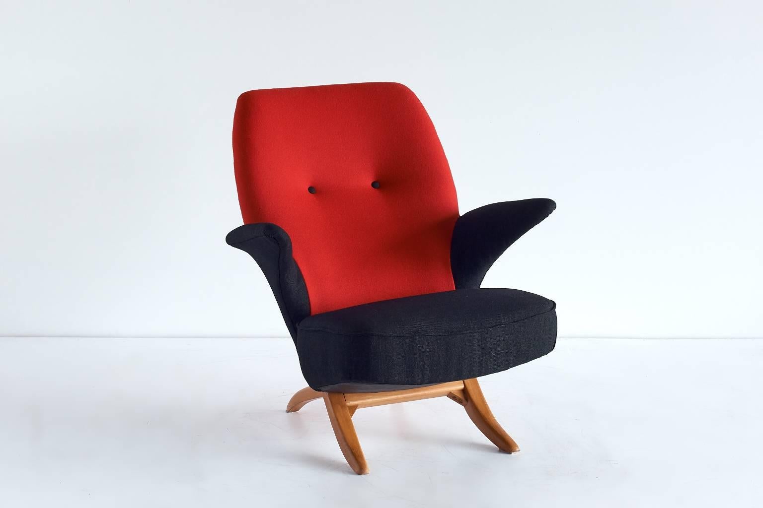 The iconic Penguin chair was designed by Theo Ruth and produced by Artifort in 1957. It is the successor of the Congo chair. The ingenious design consists of two interlocking pieces which can be separated. The chair is upholstered in a black and red