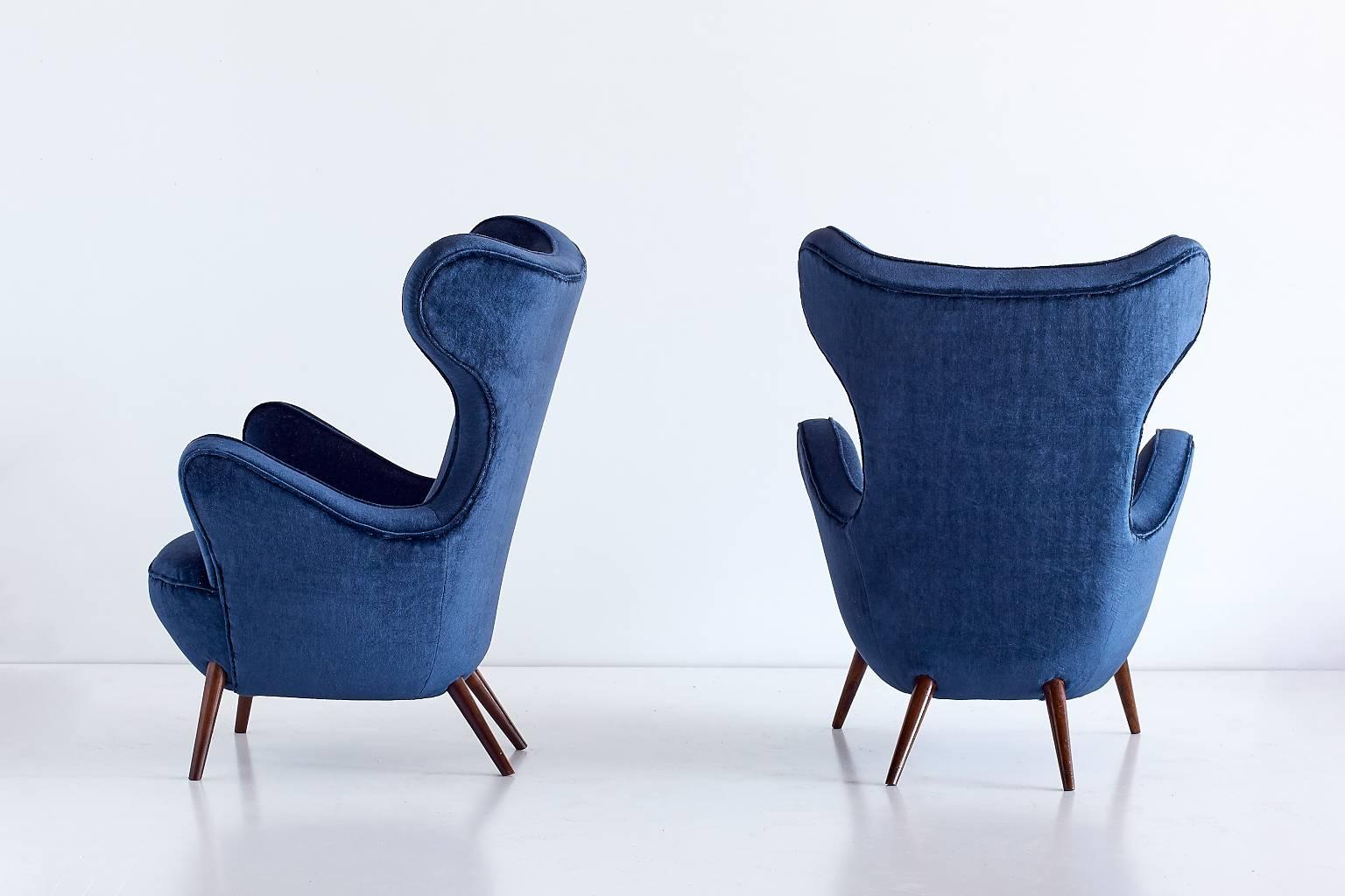 Pair of Paolo Malchiodi Armchairs in Blue Velvet, 1940s In Excellent Condition In The Hague, NL