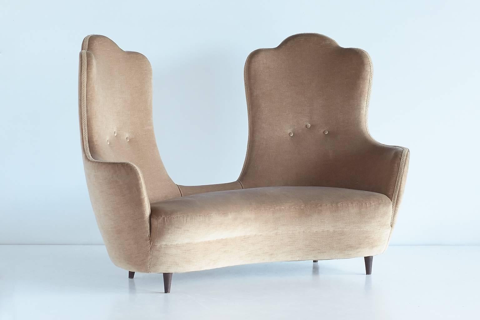 A striking variation on the conversation sofa, this curved Maurizio Tempestini design consists of two slightly inward placed backrests and a rounded seat. When seated, one is positioned towards the other, creating an intimate space for two. This