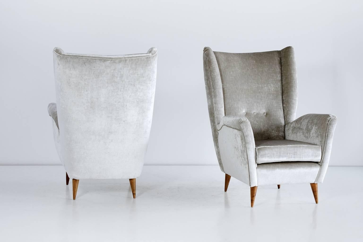 Mid-20th Century Gio Ponti Pair of High Back Armchairs in Silver Gray Velvet