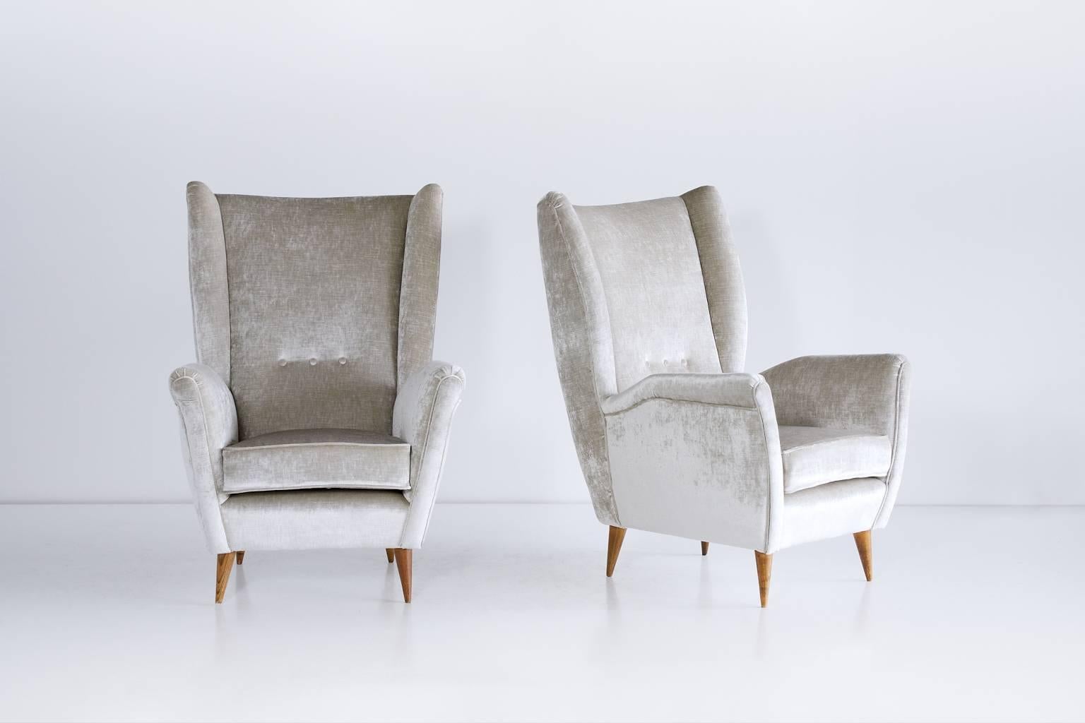 Italian Gio Ponti Pair of High Back Armchairs in Silver Gray Velvet