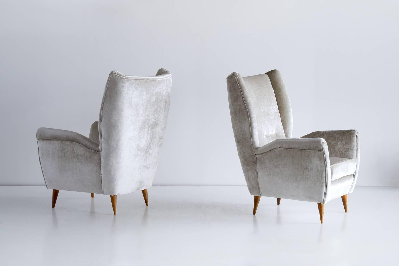 Mid-Century Modern Gio Ponti Pair of High Back Armchairs in Silver Gray Velvet