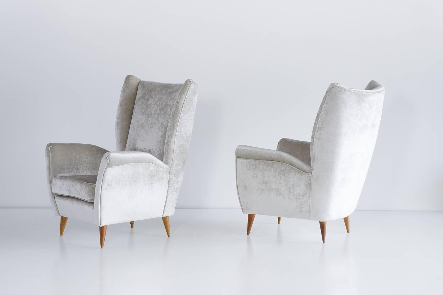 Gio Ponti Pair of High Back Armchairs in Silver Gray Velvet In Excellent Condition In The Hague, NL