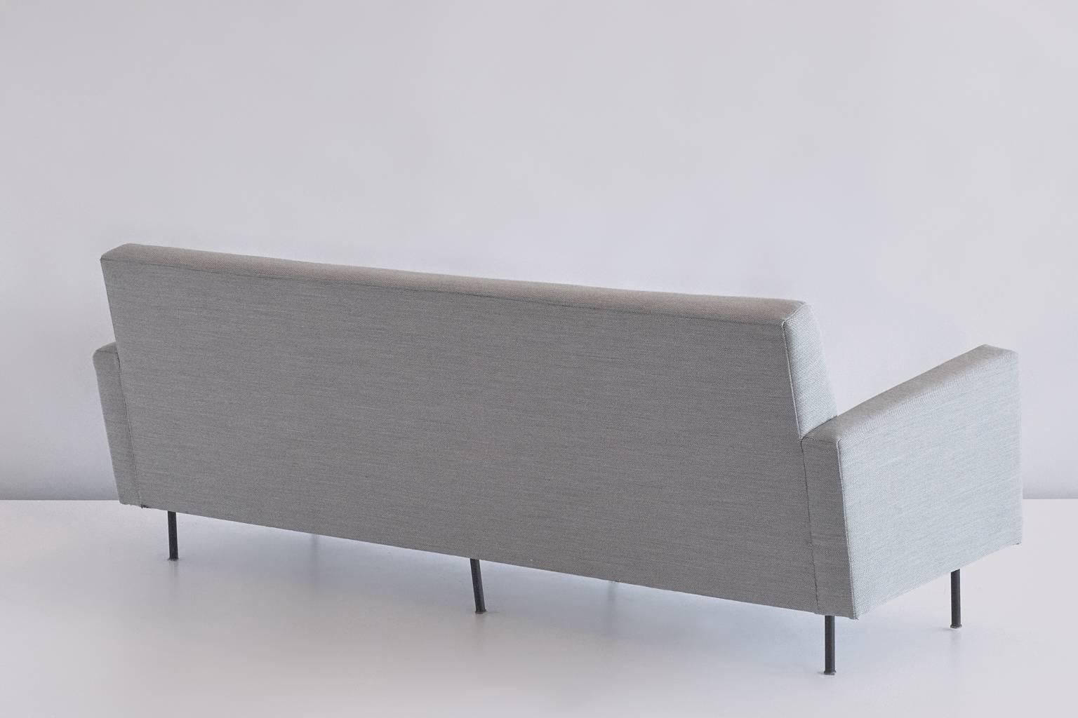 Rare Florence Knoll Sofa Produced by De Coene, Newly Upholstered in Kvadrat In Excellent Condition In The Hague, NL