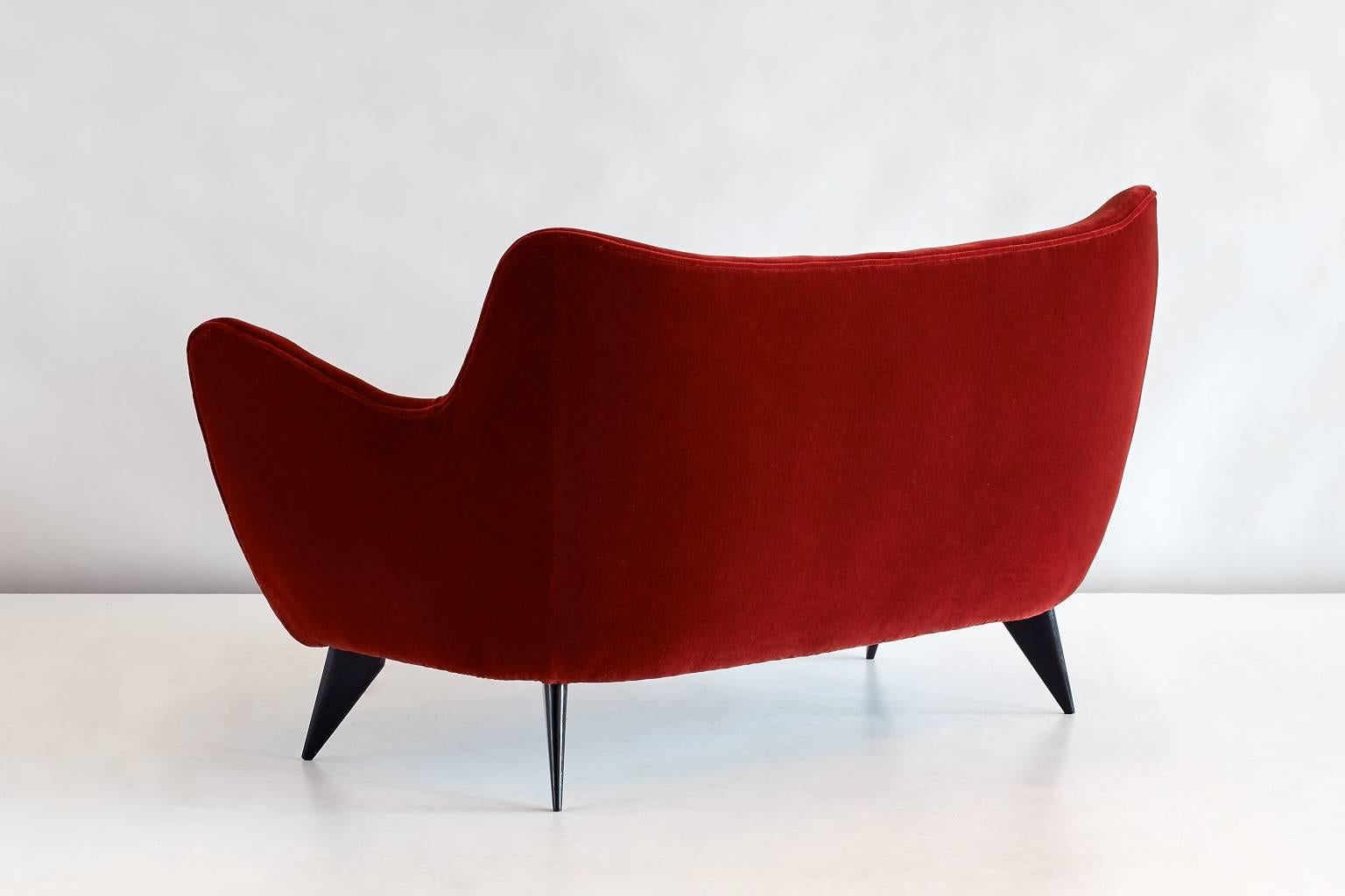 Giulia Veronesi Perla Sofa in Red Mohair Velvet, ISA Bergamo 1950s In Excellent Condition In The Hague, NL