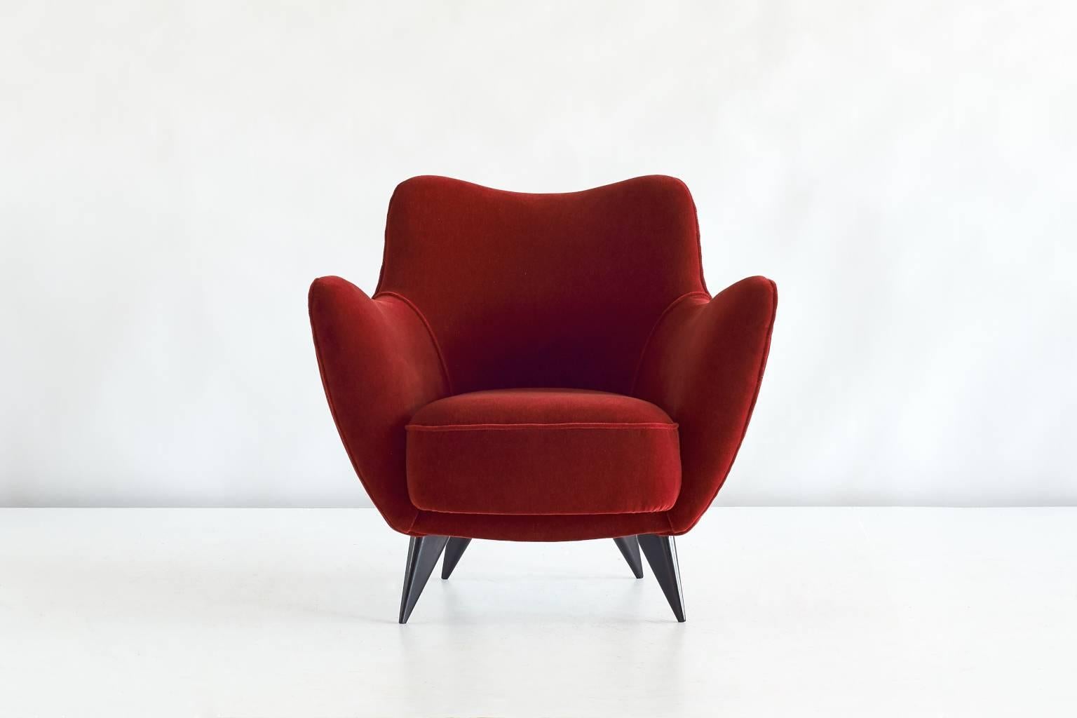 A rare ‘Perla’ armchair designed by Giulia Veronesi and produced by ISA Bergamo, Italy. Its sensual curves and the elegantly tapered legs give this chair a sculptural and modern feel. The armchair has been fully reconditioned and newly upholstered