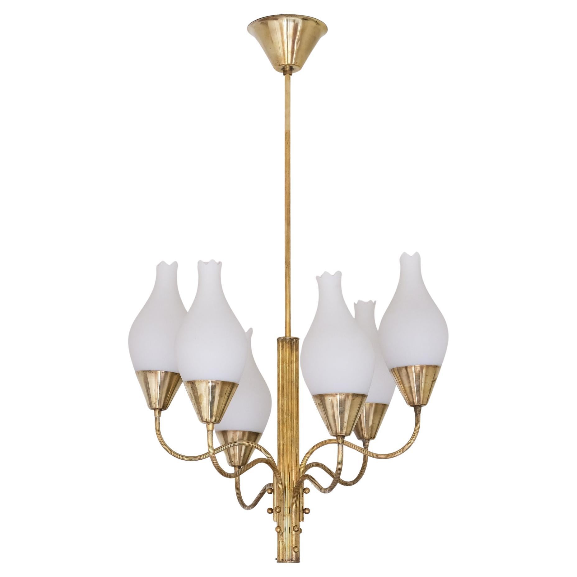 Eccezionale lampadario a sei bracci di Edvard Hagman, ottone e vetro opalino, Svezia, 1956 in vendita