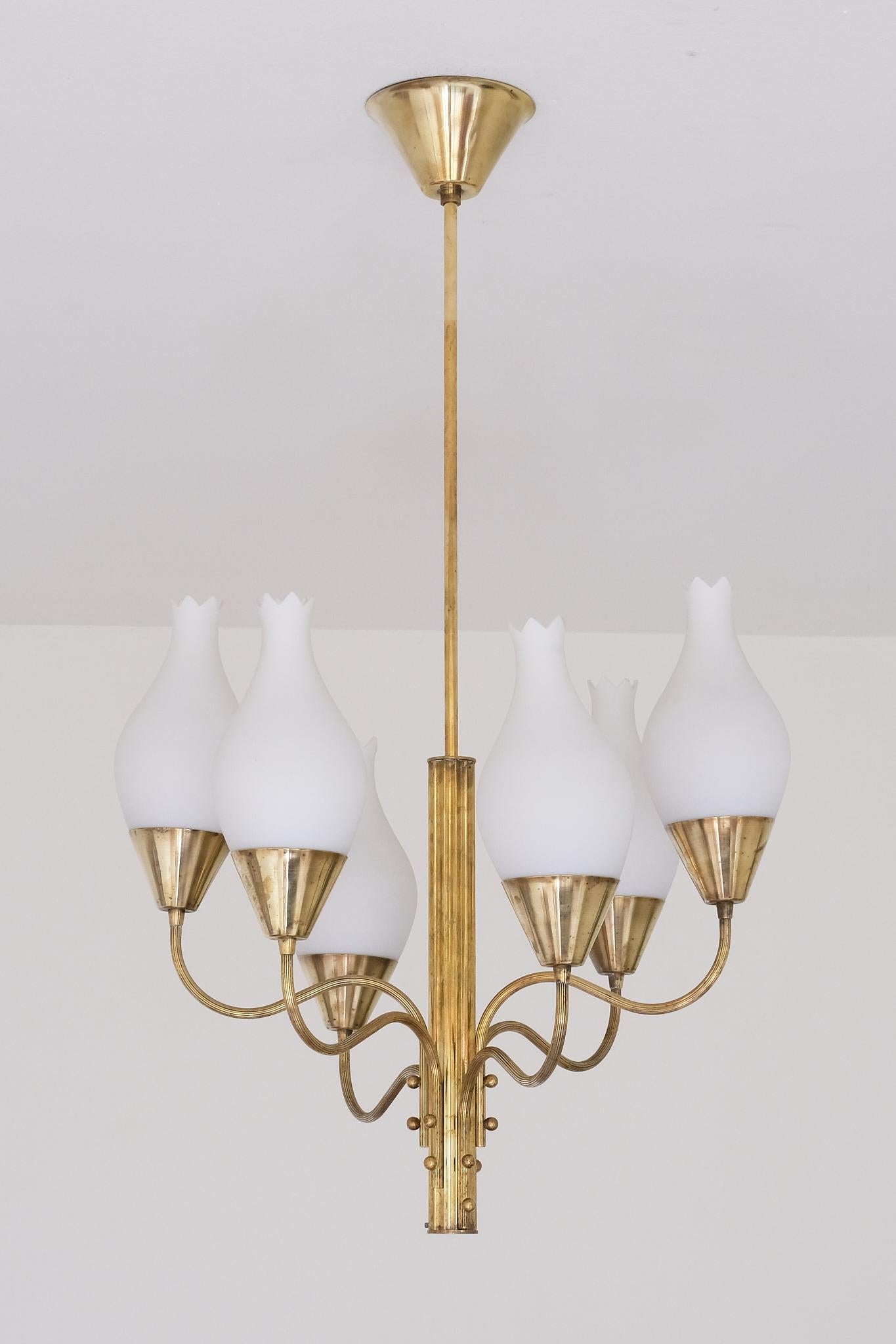 Eccezionale lampadario a sei bracci di Edvard Hagman, ottone e vetro opalino, Svezia, 1956 in vendita 5