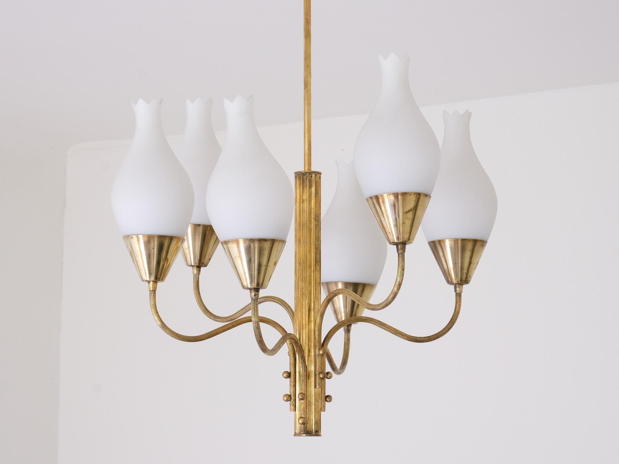 Questo eccezionale e raro lampadario è stato prodotto da Edvard Hagman a metà degli anni Cinquanta. Il modello era numerato 745 ed è documentato nel catalogo Norrköping/Edvard Hagman del 1956.

Il design di grande impatto è caratterizzato da sei