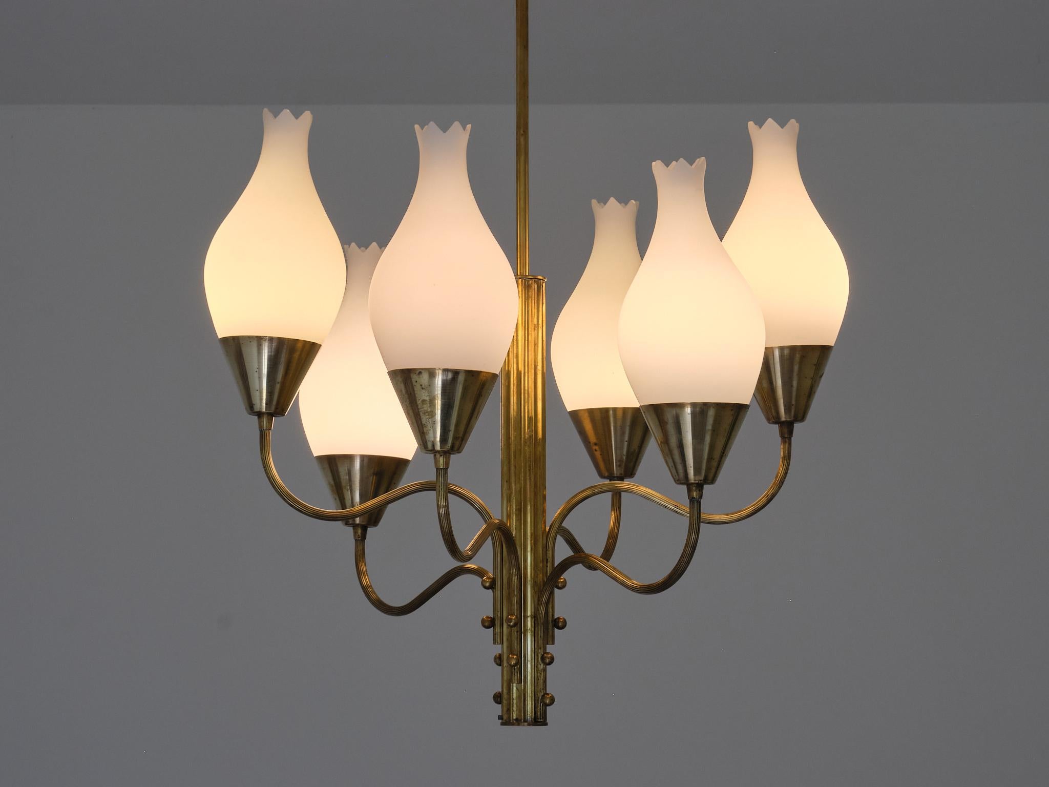 Scandinavo moderno Eccezionale lampadario a sei bracci di Edvard Hagman, ottone e vetro opalino, Svezia, 1956 in vendita