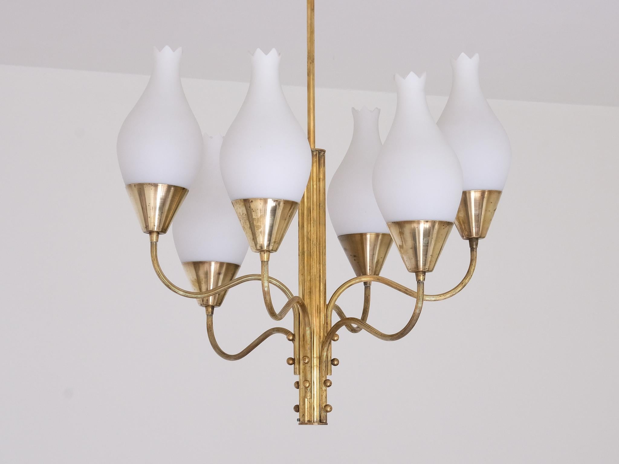 Eccezionale lampadario a sei bracci di Edvard Hagman, ottone e vetro opalino, Svezia, 1956 in vendita 4