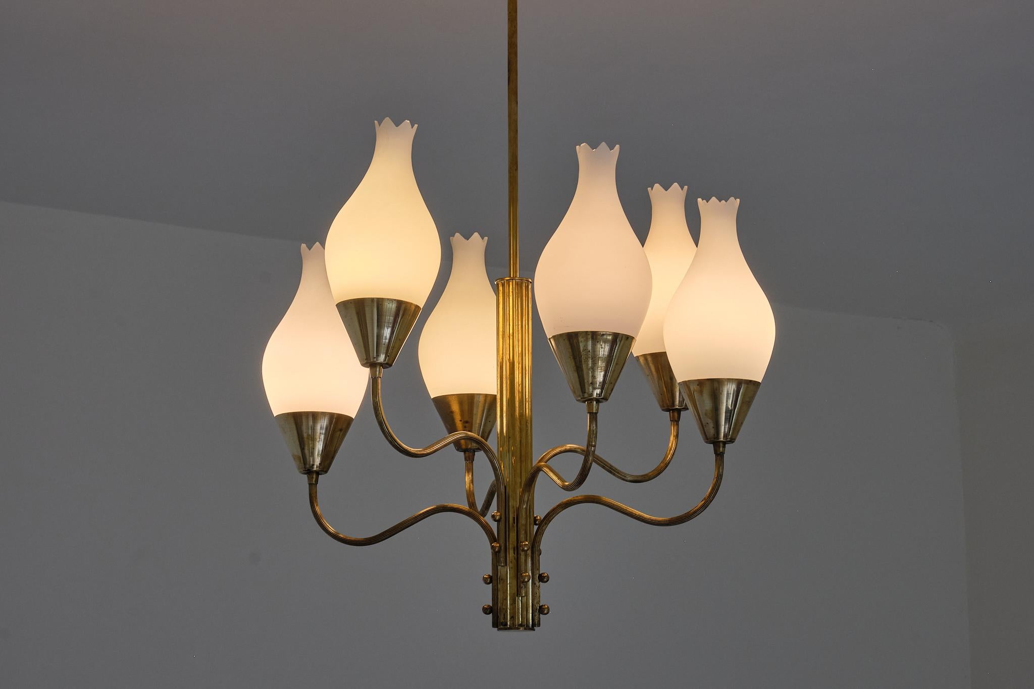 Eccezionale lampadario a sei bracci di Edvard Hagman, ottone e vetro opalino, Svezia, 1956 in vendita 2