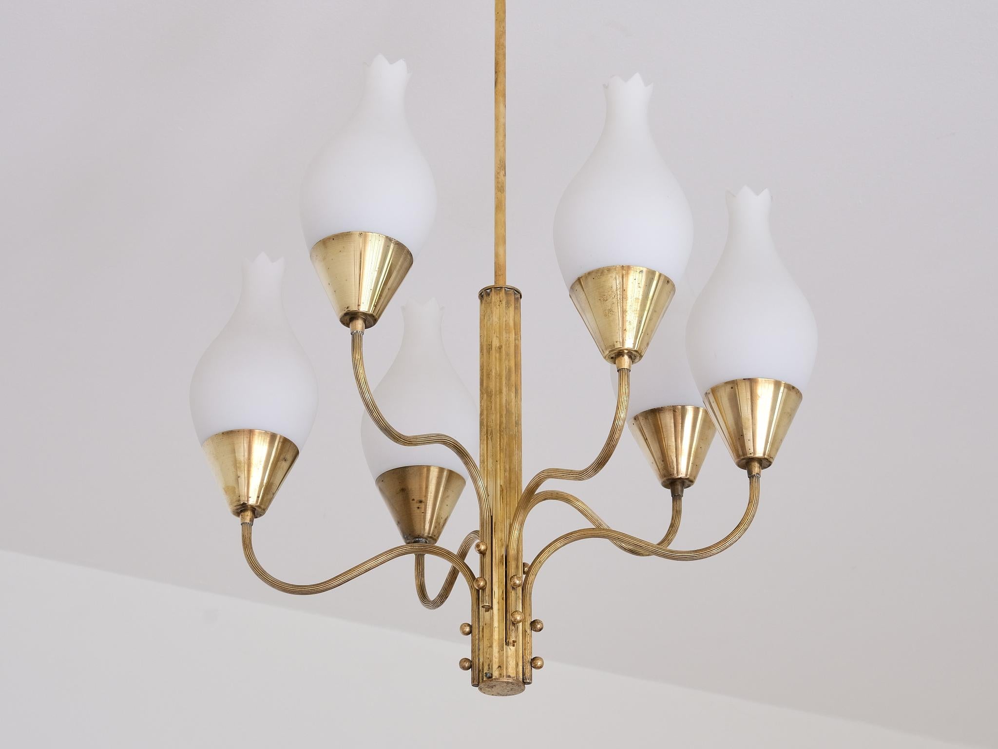 Eccezionale lampadario a sei bracci di Edvard Hagman, ottone e vetro opalino, Svezia, 1956 in vendita 3