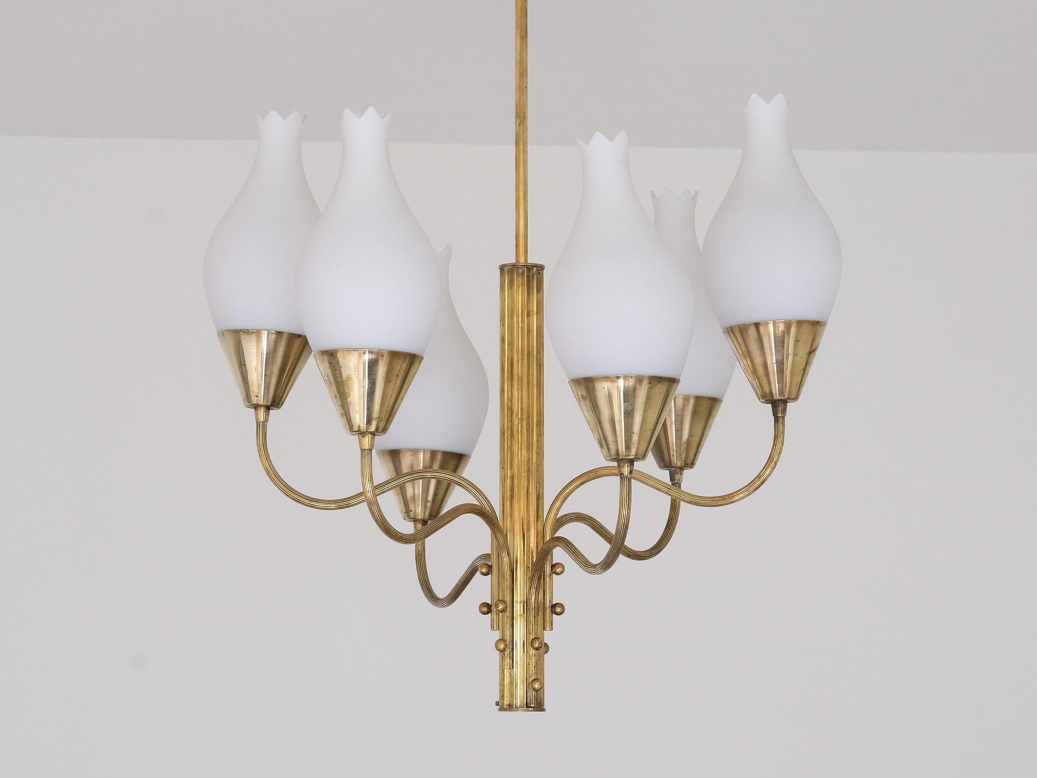 Svedese Eccezionale lampadario a sei bracci di Edvard Hagman, ottone e vetro opalino, Svezia, 1956 in vendita