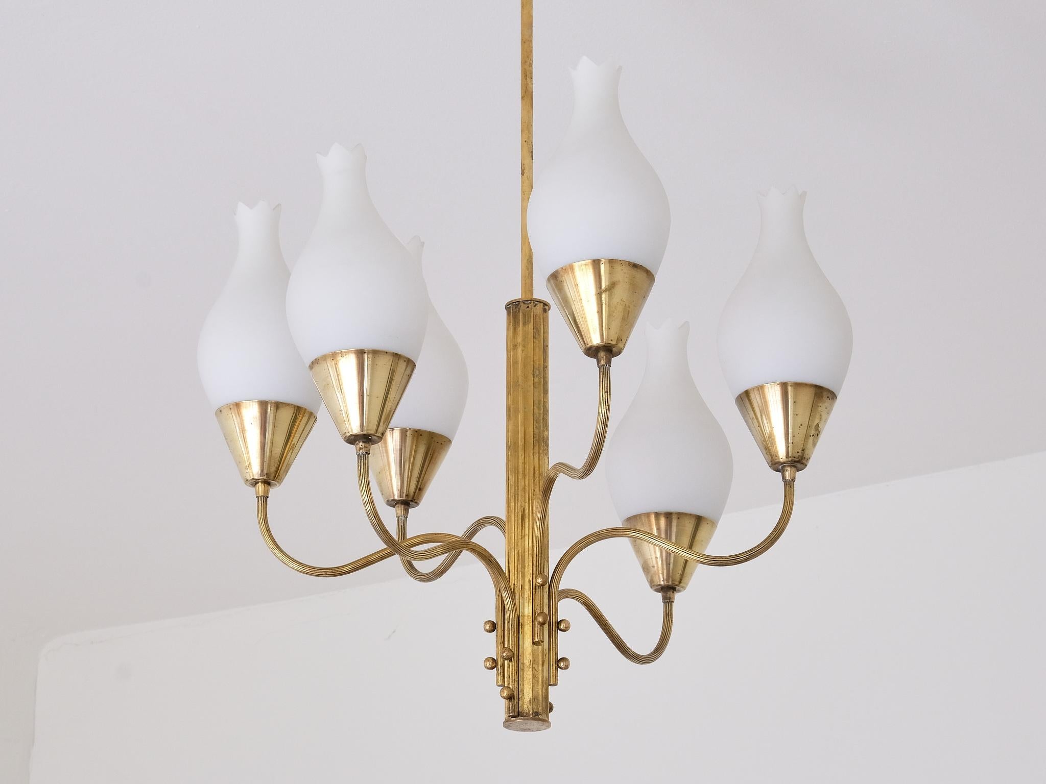 Ottone Eccezionale lampadario a sei bracci di Edvard Hagman, ottone e vetro opalino, Svezia, 1956 in vendita