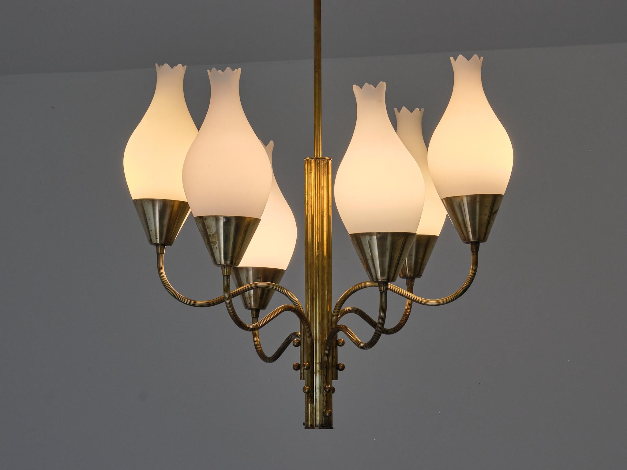 Metà XX secolo Eccezionale lampadario a sei bracci di Edvard Hagman, ottone e vetro opalino, Svezia, 1956 in vendita